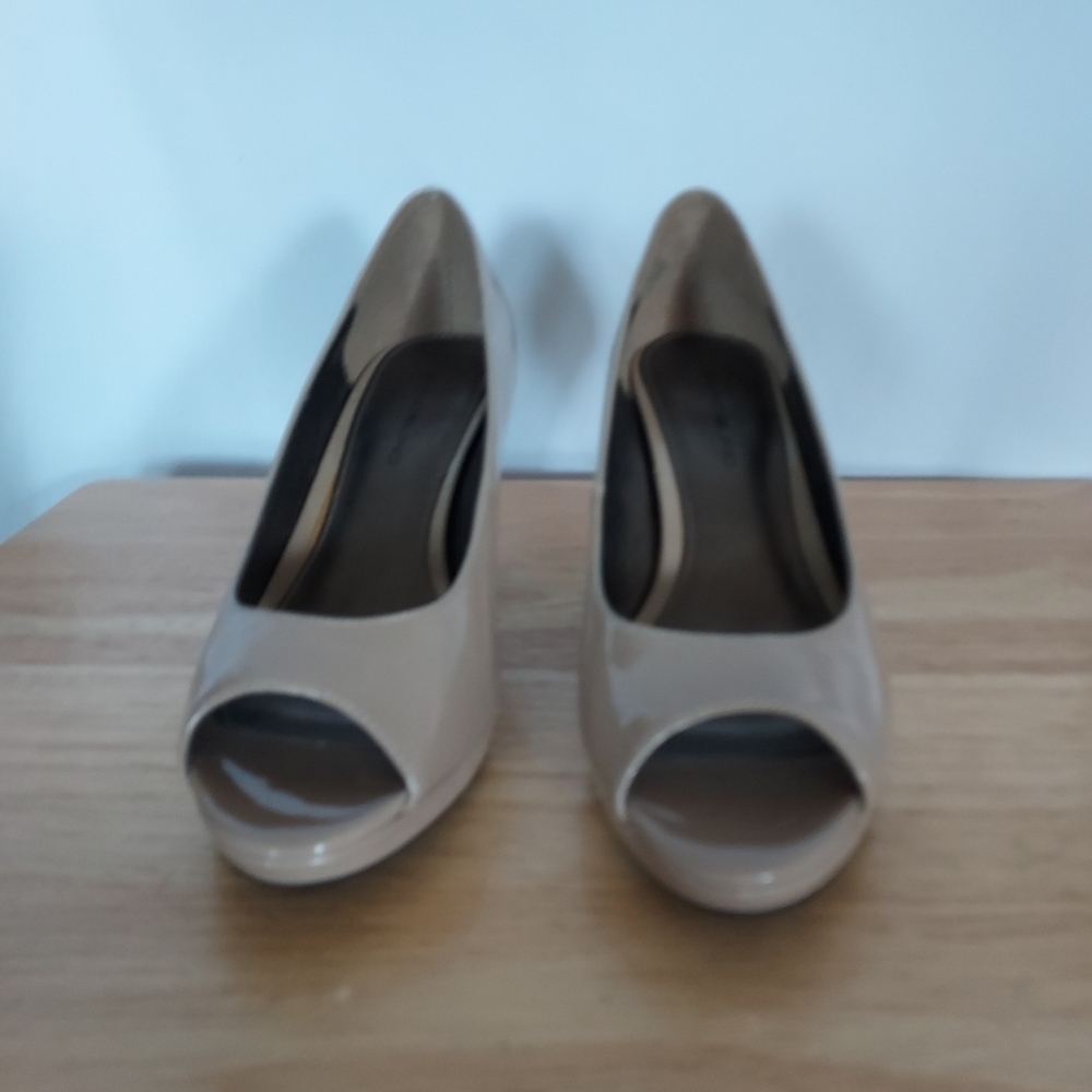 Womans Tan Heels - Picture 2 of 7